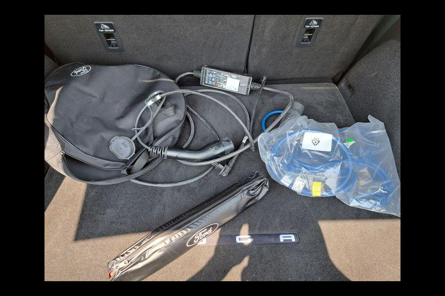 Ford Kuga 2.5 PHEV Active X 243pk | Driver Assistance Pack | Winterpack | Technology Pack | Panoramadak | All Season banden