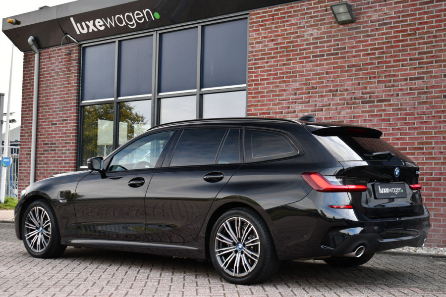 BMW 3 Serie Touring 330e M-Sport Pano HUD El-zetels laser-LED Camera