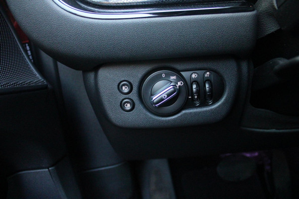 MINI Clubman 1.5 136PK COOPER CHILI AUTOMAAT | PANORAMISCH SCHUIF/KANTELDAK | NAVIGATIE | LEDEREN BEKLEDING | STOELVERWARMING | 17" LICHTMETALEN VELGEN | UNION JACK ACHTER LICHTEN | KEYLESS ENTRY / START |