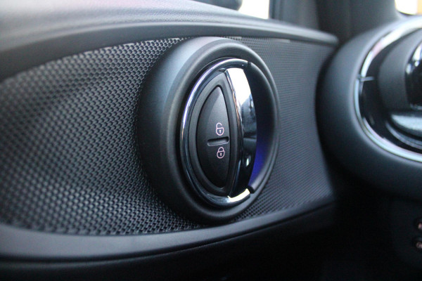 MINI Clubman 1.5 136PK COOPER CHILI AUTOMAAT | PANORAMISCH SCHUIF/KANTELDAK | NAVIGATIE | LEDEREN BEKLEDING | STOELVERWARMING | 17" LICHTMETALEN VELGEN | UNION JACK ACHTER LICHTEN | KEYLESS ENTRY / START |