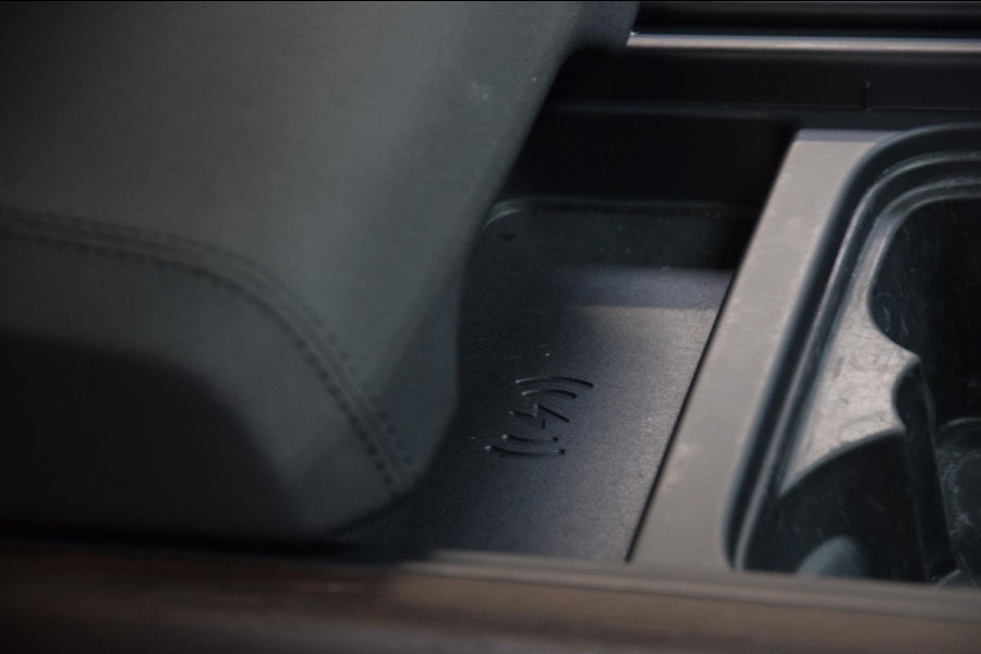 Land Rover Defender 2.0 D240 110 HSE Grijs kenteken|Navi|ACC|Ijskast|Org.NL|241pk! Land Rover Defender 2.0 D240 110 HSE Grijs kenteken|Navi|ACC|Ijskast|Org.NL|241pk!