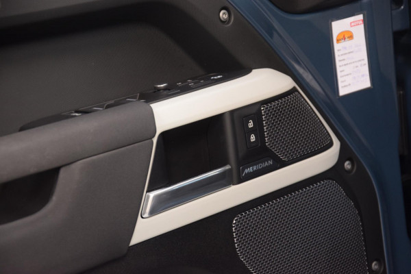 Land Rover Defender 2.0 D240 110 HSE Grijs kenteken|Navi|ACC|Ijskast|Org.NL|241pk! Land Rover Defender 2.0 D240 110 HSE Grijs kenteken|Navi|ACC|Ijskast|Org.NL|241pk!