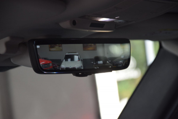 Land Rover Defender 2.0 D240 110 HSE Grijs kenteken|Navi|ACC|Ijskast|Org.NL|241pk! Land Rover Defender 2.0 D240 110 HSE Grijs kenteken|Navi|ACC|Ijskast|Org.NL|241pk!