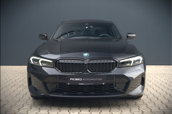 BMW 3-serie 320e High Executive M Sport | Panoramadak | Harman Kardon | Carbon | Camera | Adaptive LED | Stoelverwarming | Stuurverwarming | Apple Carplay | Navigatie | Cruise Control | Memory Seat | Trekhaak | Keyless | Shadowline