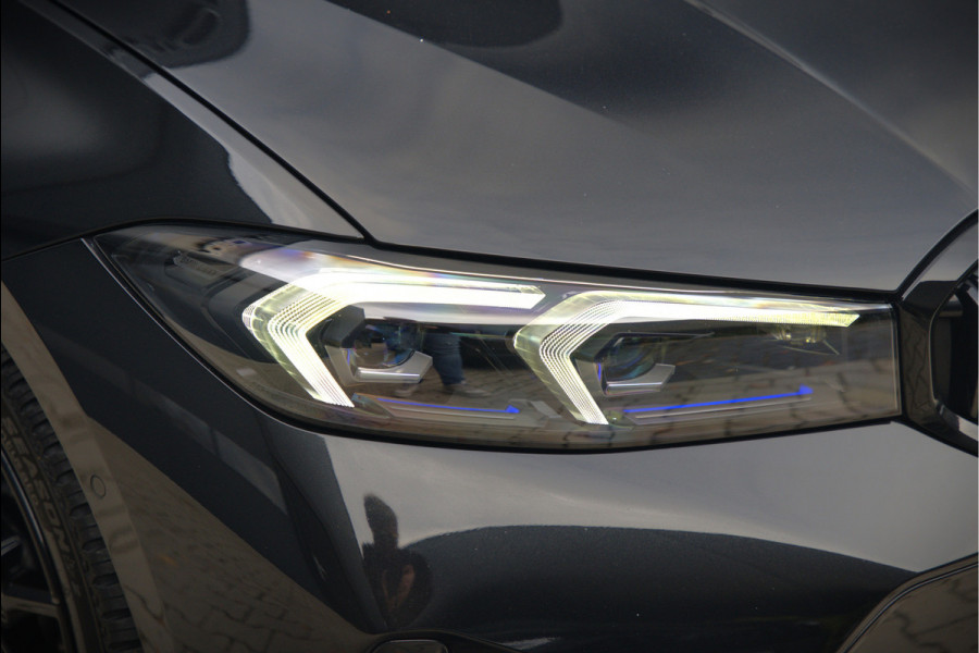 BMW 3-serie 320e High Executive M Sport | Panoramadak | Harman Kardon | Carbon | Camera | Adaptive LED | Stoelverwarming | Stuurverwarming | Apple Carplay | Navigatie | Cruise Control | Memory Seat | Trekhaak | Keyless | Shadowline