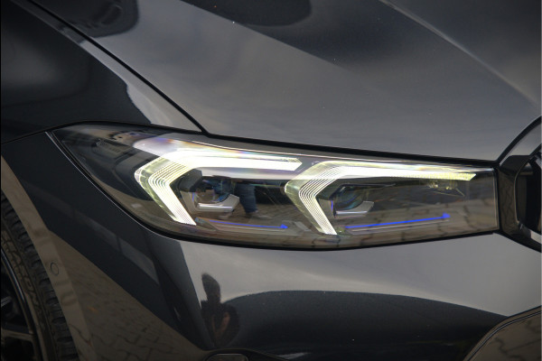 BMW 3-serie 320e High Executive M Sport | Panoramadak | Harman Kardon | Carbon | Camera | Adaptive LED | Stoelverwarming | Stuurverwarming | Apple Carplay | Navigatie | Cruise Control | Memory Seat | Trekhaak | Keyless | Shadowline