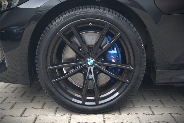 BMW 3-serie 320e High Executive M Sport | Panoramadak | Harman Kardon | Carbon | Camera | Adaptive LED | Stoelverwarming | Stuurverwarming | Apple Carplay | Navigatie | Cruise Control | Memory Seat | Trekhaak | Keyless | Shadowline