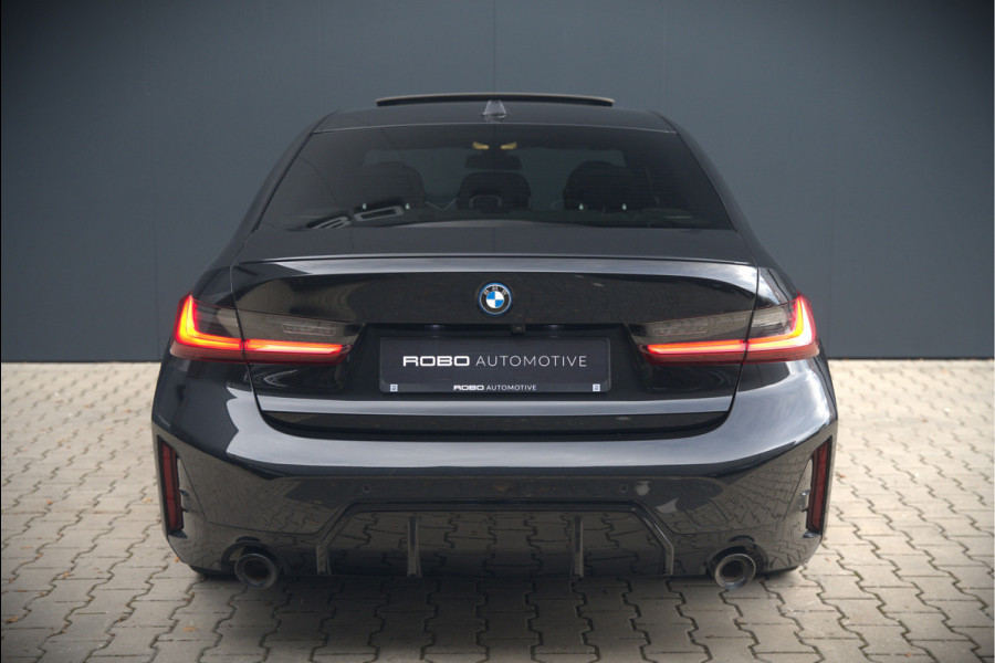 BMW 3-serie 320e High Executive M Sport | Panoramadak | Harman Kardon | Carbon | Camera | Adaptive LED | Stoelverwarming | Stuurverwarming | Apple Carplay | Navigatie | Cruise Control | Memory Seat | Trekhaak | Keyless | Shadowline