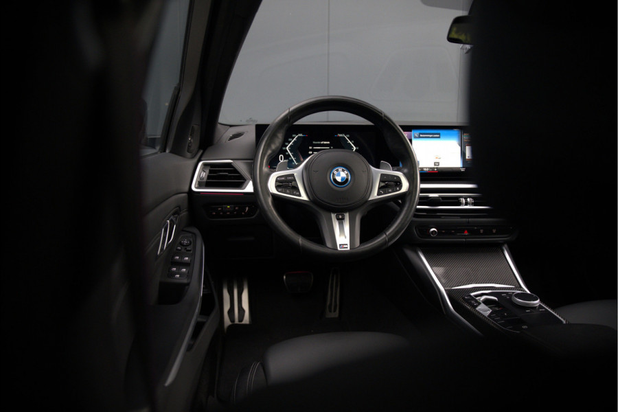 BMW 3-serie 320e High Executive M Sport | Panoramadak | Harman Kardon | Carbon | Camera | Adaptive LED | Stoelverwarming | Stuurverwarming | Apple Carplay | Navigatie | Cruise Control | Memory Seat | Trekhaak | Keyless | Shadowline