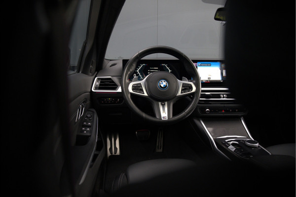 BMW 3-serie 320e High Executive M Sport | Panoramadak | Harman Kardon | Carbon | Camera | Adaptive LED | Stoelverwarming | Stuurverwarming | Apple Carplay | Navigatie | Cruise Control | Memory Seat | Trekhaak | Keyless | Shadowline