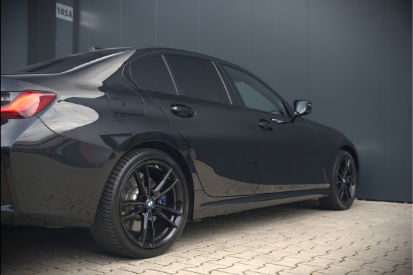 BMW 3-serie 320e High Executive M Sport | Panoramadak | Harman Kardon | Carbon | Camera | Adaptive LED | Stoelverwarming | Stuurverwarming | Apple Carplay | Navigatie | Cruise Control | Memory Seat | Trekhaak | Keyless | Shadowline
