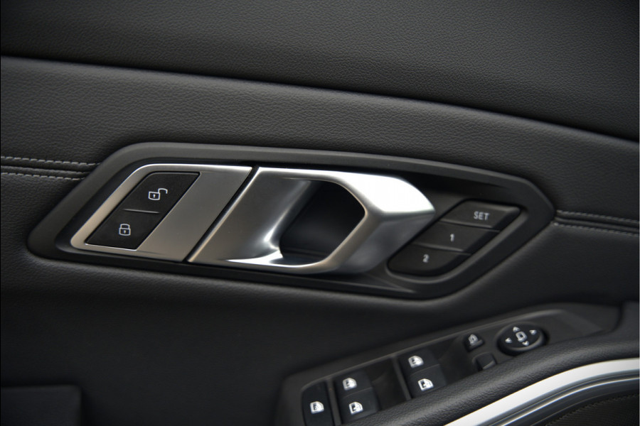 BMW 3-serie 320e High Executive M Sport | Panoramadak | Harman Kardon | Carbon | Camera | Adaptive LED | Stoelverwarming | Stuurverwarming | Apple Carplay | Navigatie | Cruise Control | Memory Seat | Trekhaak | Keyless | Shadowline