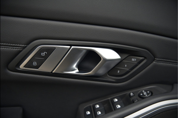 BMW 3-serie 320e High Executive M Sport | Panoramadak | Harman Kardon | Carbon | Camera | Adaptive LED | Stoelverwarming | Stuurverwarming | Apple Carplay | Navigatie | Cruise Control | Memory Seat | Trekhaak | Keyless | Shadowline