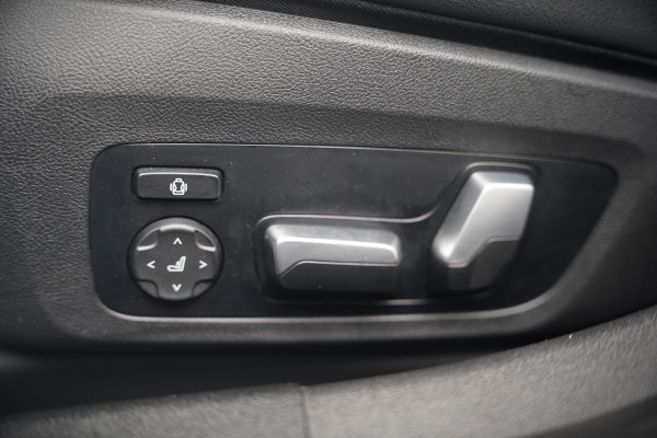 BMW 3-serie 320e High Executive M Sport | Panoramadak | Harman Kardon | Carbon | Camera | Adaptive LED | Stoelverwarming | Stuurverwarming | Apple Carplay | Navigatie | Cruise Control | Memory Seat | Trekhaak | Keyless | Shadowline