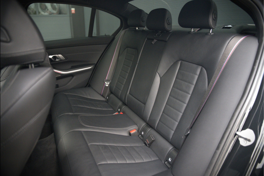 BMW 3-serie 320e High Executive M Sport | Panoramadak | Harman Kardon | Carbon | Camera | Adaptive LED | Stoelverwarming | Stuurverwarming | Apple Carplay | Navigatie | Cruise Control | Memory Seat | Trekhaak | Keyless | Shadowline