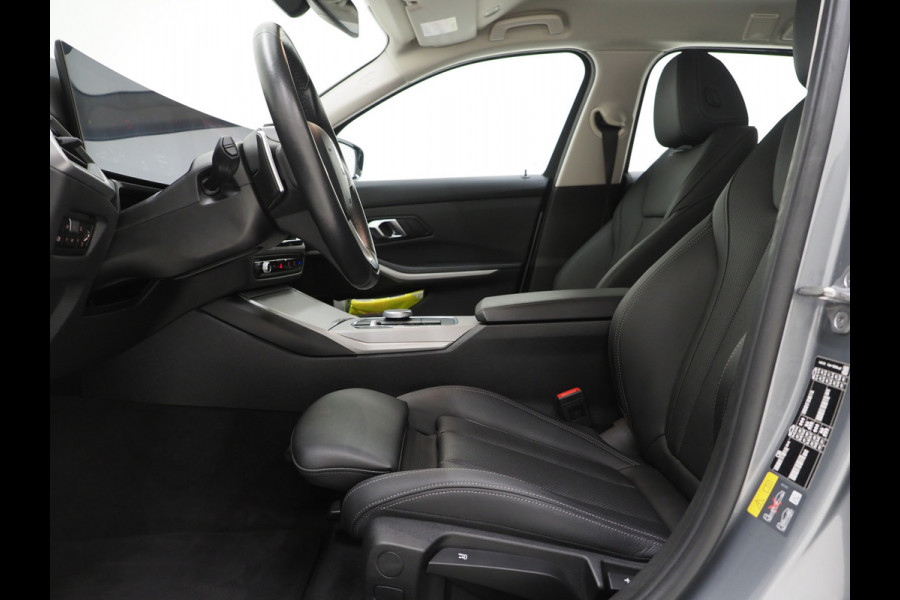BMW 3 Serie Touring 320e LCI Shadow Line | Keyless | Camera | BLIS | Widescreen | Carplay | Cruise | DAB | LED