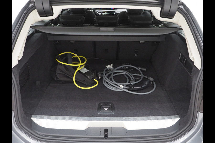 BMW 3 Serie Touring 320e LCI Shadow Line | Keyless | Camera | BLIS | Widescreen | Carplay | Cruise | DAB | LED