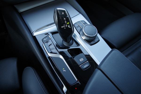 BMW 5 Serie 540i 340 PK xDrive High Executive, Trekhaak, Schuif-Kanteldak, Adap. Cruise Control, Memory
