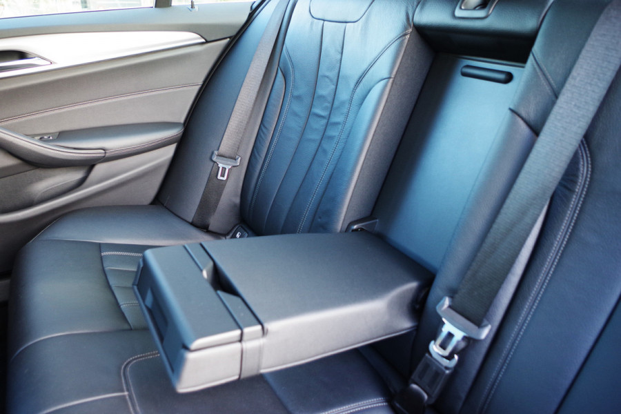 BMW 5 Serie 540i 340 PK xDrive High Executive, Trekhaak, Schuif-Kanteldak, Adap. Cruise Control, Memory