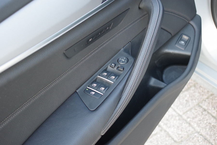 BMW 5 Serie 540i 340 PK xDrive High Executive, Trekhaak, Schuif-Kanteldak, Adap. Cruise Control, Memory