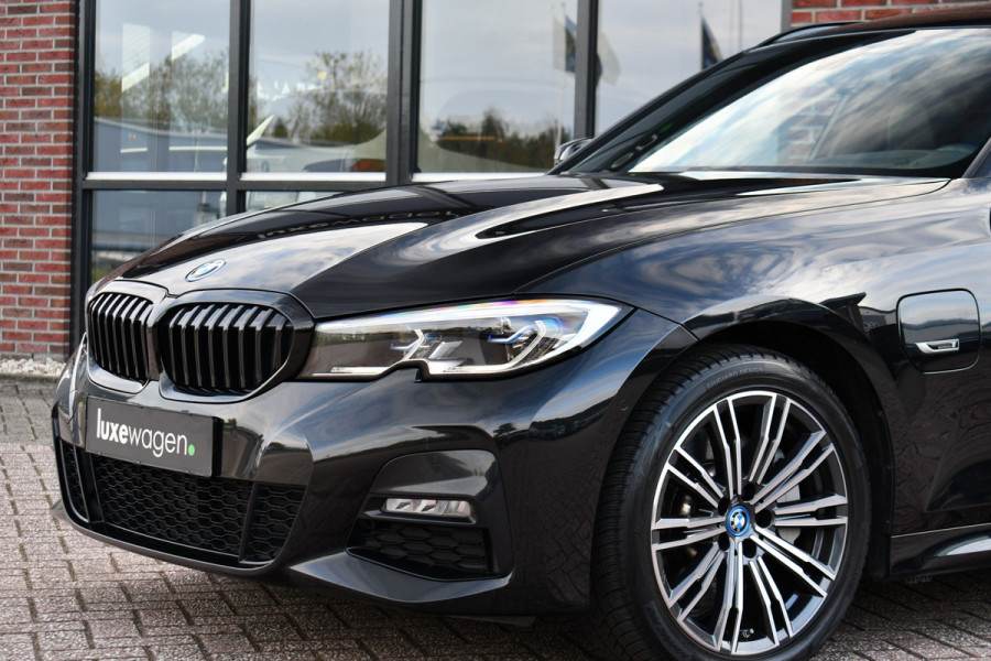 BMW 3 Serie Touring 330e M-Sport Pano HUD El-zetels laser-LED Camera