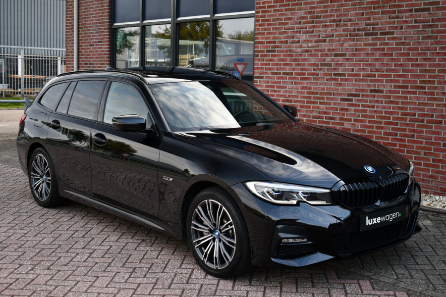 BMW 3 Serie Touring 330e M-Sport Pano HUD El-zetels laser-LED Camera