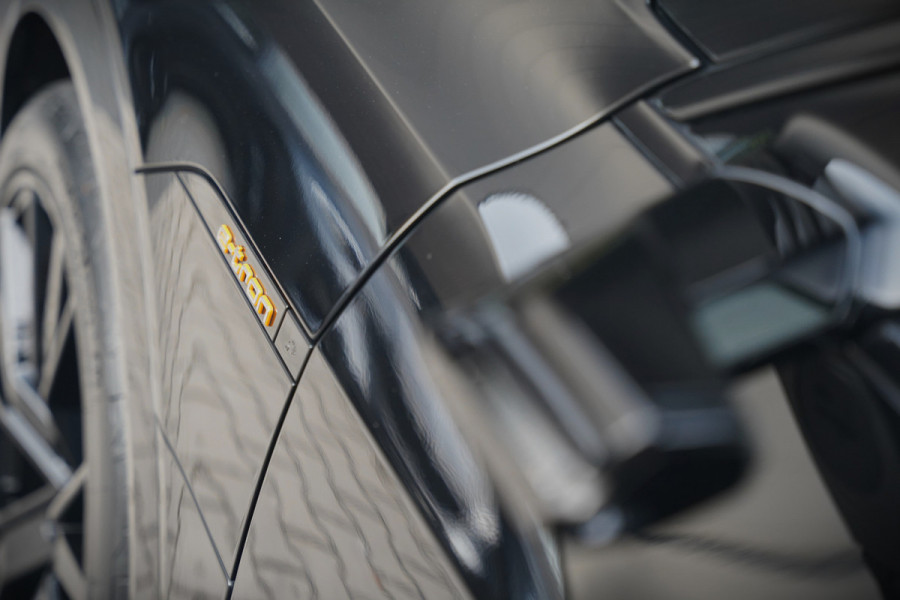 Audi e-tron 55 quattro Business edition 95 kWh S-Line | Panoramadak | Bang & Olufsen | Stoelkoeling | Stoelverwarming | Massage | Head-Up Display | 360 Camera | Matrix LED | Luchtvering | Nachtzicht | Memory Seats | Elektrisch Verstelbare Stoele