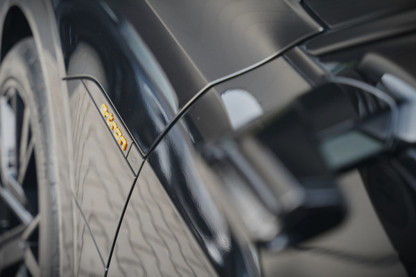 Audi e-tron 55 quattro Business edition 95 kWh S-Line | Panoramadak | Bang & Olufsen | Stoelkoeling | Stoelverwarming | Massage | Head-Up Display | 360 Camera | Matrix LED | Luchtvering | Nachtzicht | Memory Seats | Elektrisch Verstelbare Stoele