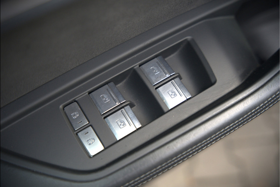Audi e-tron 55 quattro Business edition 95 kWh S-Line | Panoramadak | Bang & Olufsen | Stoelkoeling | Stoelverwarming | Massage | Head-Up Display | 360 Camera | Matrix LED | Luchtvering | Nachtzicht | Memory Seats | Elektrisch Verstelbare Stoele
