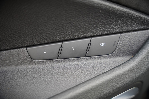 Audi e-tron 55 quattro Business edition 95 kWh S-Line | Panoramadak | Bang & Olufsen | Stoelkoeling | Stoelverwarming | Massage | Head-Up Display | 360 Camera | Matrix LED | Luchtvering | Nachtzicht | Memory Seats | Elektrisch Verstelbare Stoele