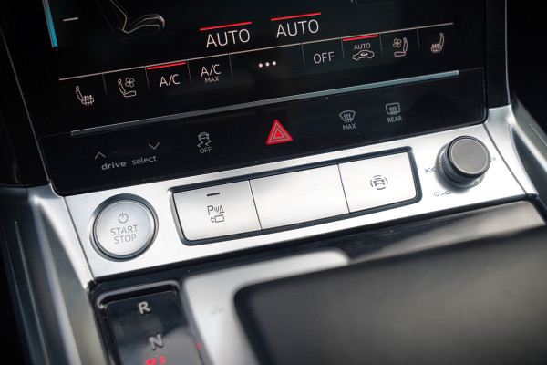 Audi e-tron 55 quattro Business edition 95 kWh S-Line | Panoramadak | Bang & Olufsen | Stoelkoeling | Stoelverwarming | Massage | Head-Up Display | 360 Camera | Matrix LED | Luchtvering | Nachtzicht | Memory Seats | Elektrisch Verstelbare Stoele