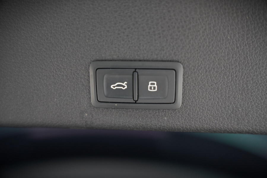 Audi e-tron 55 quattro Business edition 95 kWh S-Line | Panoramadak | Bang & Olufsen | Stoelkoeling | Stoelverwarming | Massage | Head-Up Display | 360 Camera | Matrix LED | Luchtvering | Nachtzicht | Memory Seats | Elektrisch Verstelbare Stoele