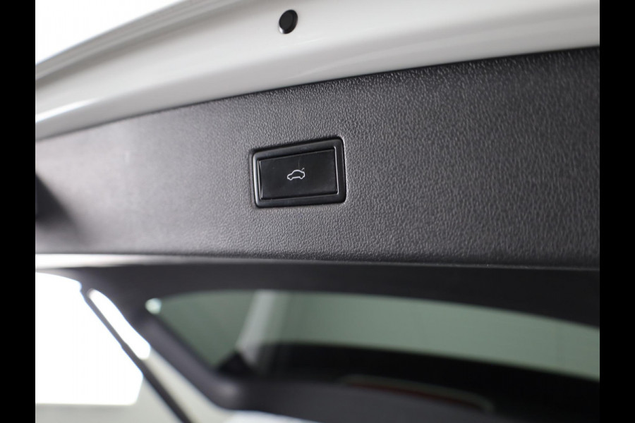 Volkswagen Tiguan Allspace 1.5 TSI Highline Business R 7p. 150PK | Panoramadak | Wegklapbare trekhaak | Stoelverwarming | Camera | Navigatie