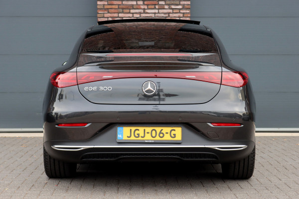 Mercedes-Benz EQE 300 Luxury Line 89 kWh | 39.500,- ex | Distronic | Panoramadak | Verwarmd Stuurwiel | Memory | Leder | Warmtepomp | Camera | Rijassistentiepakket | Digital Light |