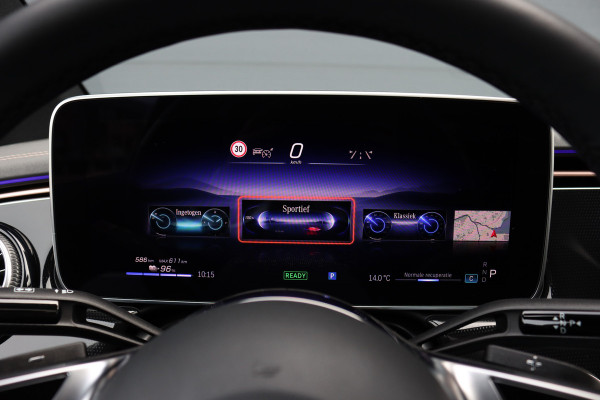 Mercedes-Benz EQE 300 Luxury Line 89 kWh | 39.500,- ex | Distronic | Panoramadak | Verwarmd Stuurwiel | Memory | Leder | Warmtepomp | Camera | Rijassistentiepakket | Digital Light |