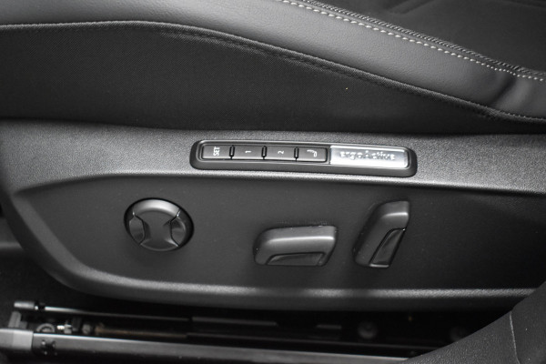 Volkswagen Golf 1.5 eTSI Edition 50 Pano/Trekhaak/navi/ harman kardon/head-up/Automaat
