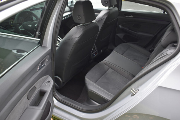 Volkswagen Golf 1.5 eTSI Edition 50 Pano/Trekhaak/navi/ harman kardon/head-up/Automaat