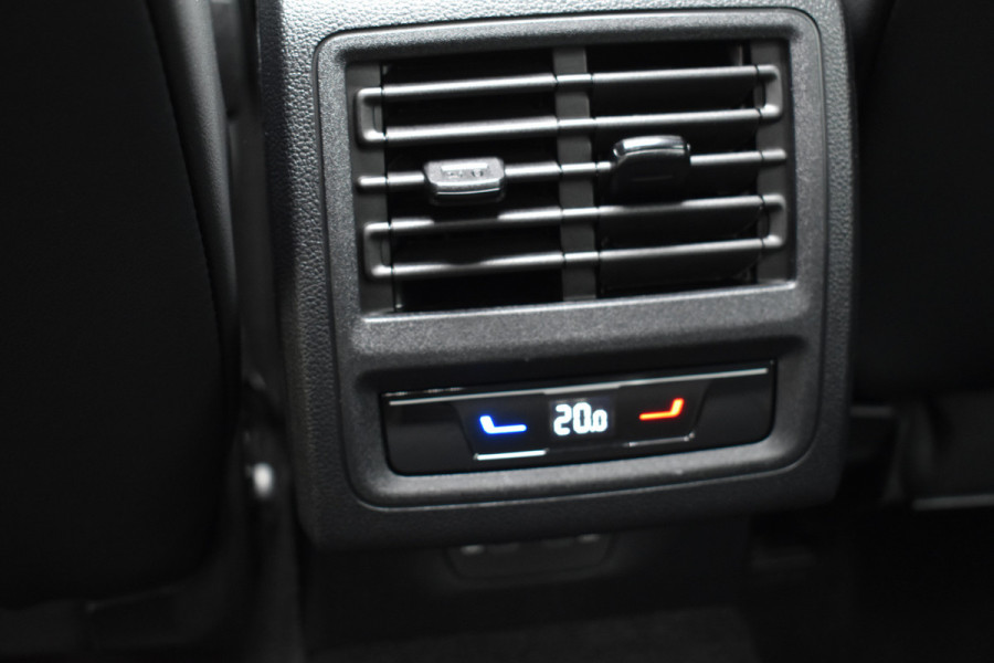 Volkswagen Golf 1.5 eTSI Edition 50 Pano/Trekhaak/navi/ harman kardon/head-up/Automaat