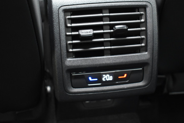 Volkswagen Golf 1.5 eTSI Edition 50 Pano/Trekhaak/navi/ harman kardon/head-up/Automaat