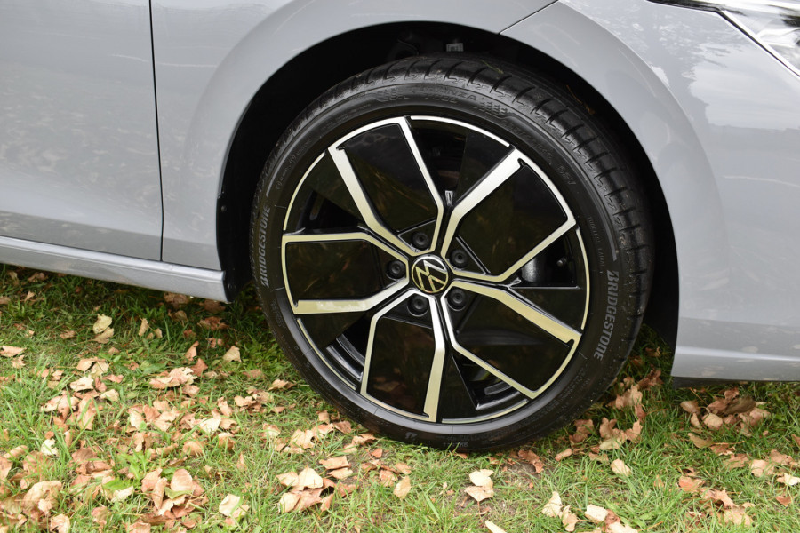 Volkswagen Golf 1.5 eTSI Edition 50 Pano/Trekhaak/navi/ harman kardon/head-up/Automaat