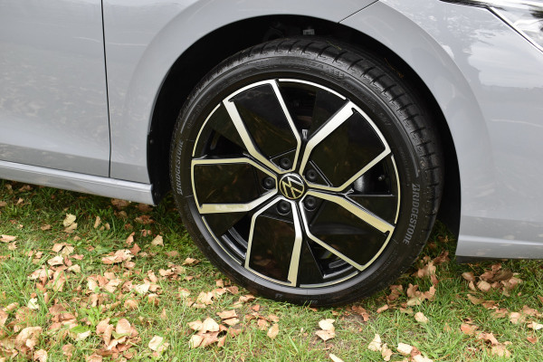 Volkswagen Golf 1.5 eTSI Edition 50 Pano/Trekhaak/navi/ harman kardon/head-up/Automaat