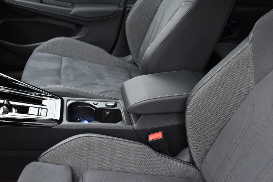 Volkswagen Golf 1.5 eTSI Edition 50 Pano/Trekhaak/navi/ harman kardon/head-up/Automaat