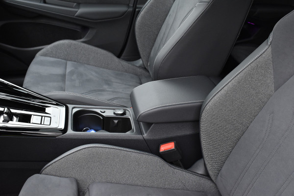Volkswagen Golf 1.5 eTSI Edition 50 Pano/Trekhaak/navi/ harman kardon/head-up/Automaat