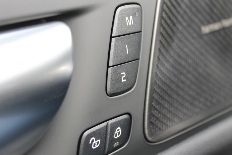 Volvo V60 T6 350PK Autm. Plug-in hybrid AWD Plus Dark Long Range / Google infotainment / Semi elekrisch wegklapbare trekhaak / Verwarmbare voorruit / Elektrisch bedienbare voorstoelen met geheugen / Verwarmbare voorstoelen