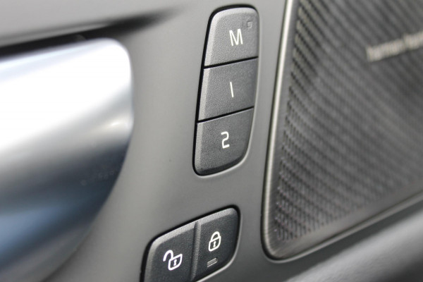 Volvo V60 T6 350PK Autm. Plug-in hybrid AWD Plus Dark Long Range / Google infotainment / Semi elekrisch wegklapbare trekhaak / Verwarmbare voorruit / Elektrisch bedienbare voorstoelen met geheugen / Verwarmbare voorstoelen