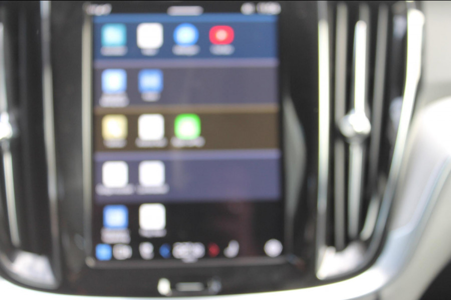 Volvo V60 T6 350PK Autm. Plug-in hybrid AWD Plus Dark Long Range / Google infotainment / Semi elekrisch wegklapbare trekhaak / Verwarmbare voorruit / Elektrisch bedienbare voorstoelen met geheugen / Verwarmbare voorstoelen