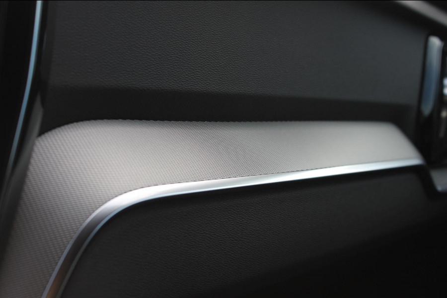 Volvo V60 T6 350PK Autm. Plug-in hybrid AWD Plus Dark Long Range / Google infotainment / Semi elekrisch wegklapbare trekhaak / Verwarmbare voorruit / Elektrisch bedienbare voorstoelen met geheugen / Verwarmbare voorstoelen