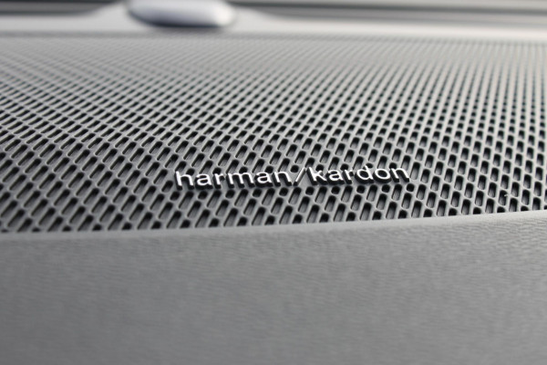 Volvo V60 T6 350PK Autm. Plug-in hybrid AWD Plus Dark Long Range / Google infotainment / Semi elekrisch wegklapbare trekhaak / Verwarmbare voorruit / Elektrisch bedienbare voorstoelen met geheugen / Verwarmbare voorstoelen