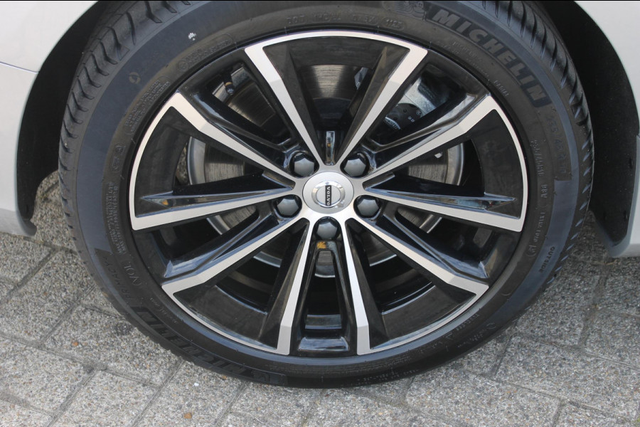 Volvo V60 T6 350PK Autm. Plug-in hybrid AWD Plus Dark Long Range / Google infotainment / Semi elekrisch wegklapbare trekhaak / Verwarmbare voorruit / Elektrisch bedienbare voorstoelen met geheugen / Verwarmbare voorstoelen