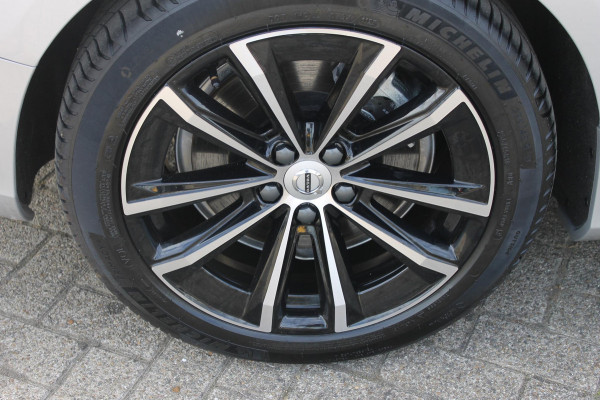 Volvo V60 T6 350PK Autm. Plug-in hybrid AWD Plus Dark Long Range / Google infotainment / Semi elekrisch wegklapbare trekhaak / Verwarmbare voorruit / Elektrisch bedienbare voorstoelen met geheugen / Verwarmbare voorstoelen